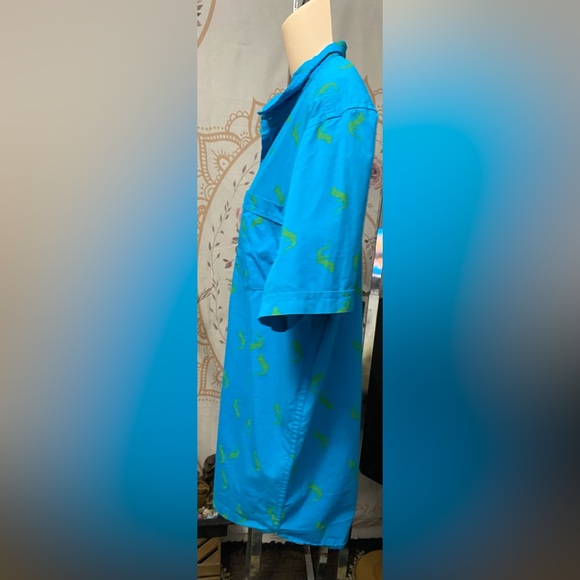 EUC Plugg Men’s Large Button Down Bright Blue Short Sleeve Shirt w/ Gecko Print - Picture 4 of 9